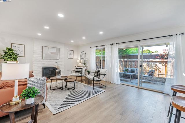 825 Oak Grove Rd, Concord CA: https://media.crmls.org/mediaz/8fe959d5-0b05-4231-9b97-44e980737643.jpg