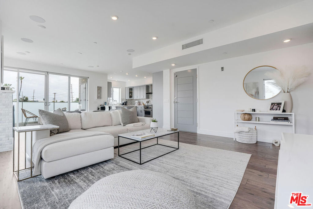 11979 Walnut Lane 3, Los Angeles, CA 90025