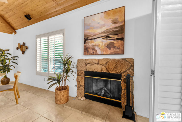 1425 E Luna Way, Palm Springs CA: https://media.crmls.org/mediaz/8fe9d727-f15f-47e0-bed4-44c8d9829a53.jpg