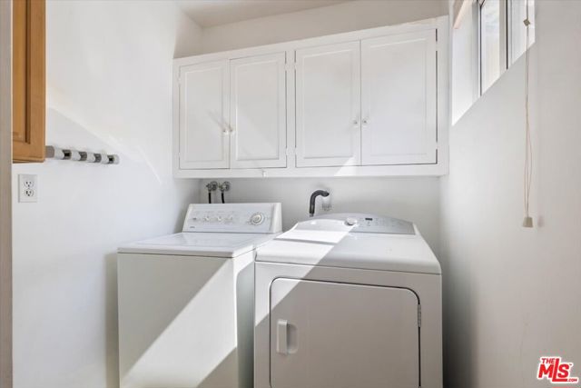4210 Alcove Avenue, Studio City CA: https://media.crmls.org/mediaz/8fea4ad9-df91-4953-9abe-c0f980e922c4.jpg