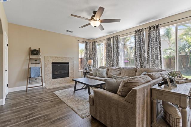 6454 Green Castle Cir, Discovery Bay CA: https://media.crmls.org/mediaz/8fea7417-5368-4eb3-a5c3-d94f955dc70b.jpg