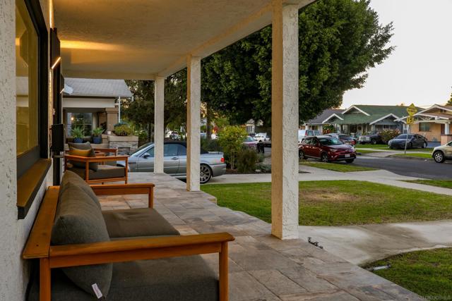 1900 W 41St St, Los Angeles CA: https://media.crmls.org/mediaz/8fea986e-e5cc-4f1e-90c6-e1bea6f7fca2.jpg