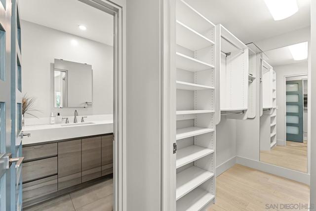 5 Spinnaker Way, Coronado CA: https://media.crmls.org/mediaz/8feb5511-193f-4848-a66e-58b2352f835c.jpg