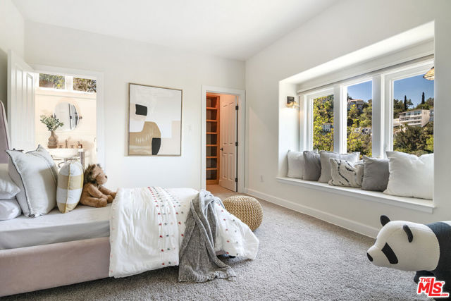 3908 Fairway Avenue, Studio City CA: https://media.crmls.org/mediaz/8fec33d8-0879-45af-b93f-9568b48c17e6.jpg