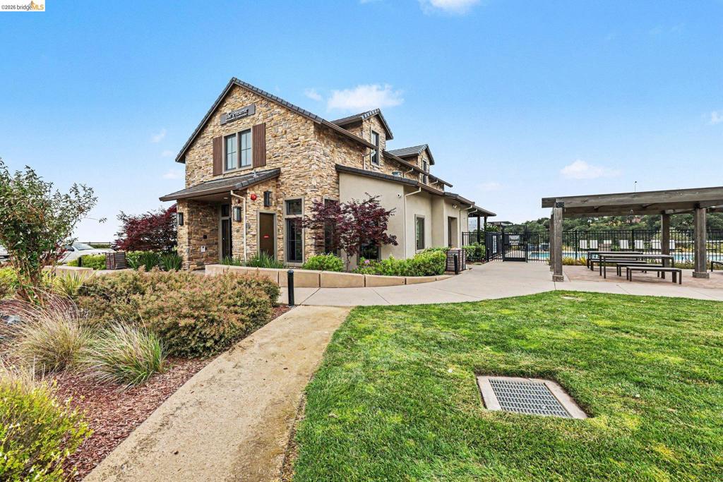 https://media.crmls.org/mediaz/8fec47a3-9d8b-4c44-ae38-4c6c40a8ec86.jpg?preset=X-Large