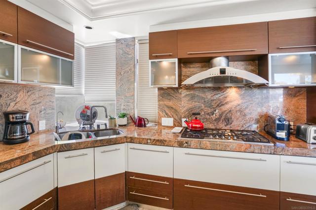 5756 La Jolla Corona Dr, La Jolla CA: https://media.crmls.org/mediaz/8fed058d-40ae-4923-b9e5-bc3c658c85c7.jpg