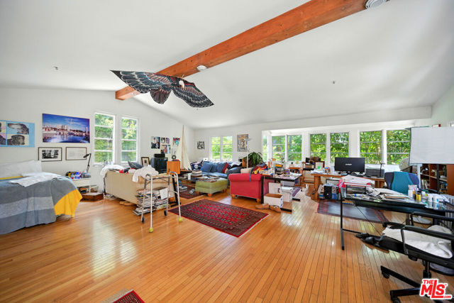 602 N Crescent Drive, Beverly Hills CA: https://media.crmls.org/mediaz/8fed1956-64d5-467f-b829-07f45bb4c300.jpg