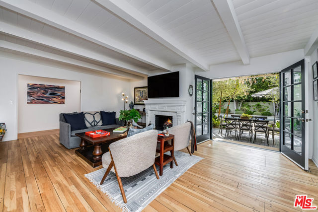 13109 Valley Vista Boulevard, Studio City CA: https://media.crmls.org/mediaz/8fedcc25-b9fc-43fc-b310-df8be050565d.jpg