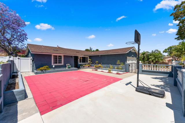 240 Ledgewood Ln, San Diego CA: https://media.crmls.org/mediaz/8fee18be-32e3-4f23-bca3-9a88295e4318.jpg