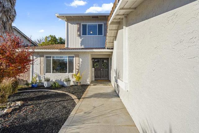 819 Cumberland Drive, Gilroy CA: https://media.crmls.org/mediaz/8fef3a88-9b46-4732-bcf0-e3a5f9051ddf.jpg