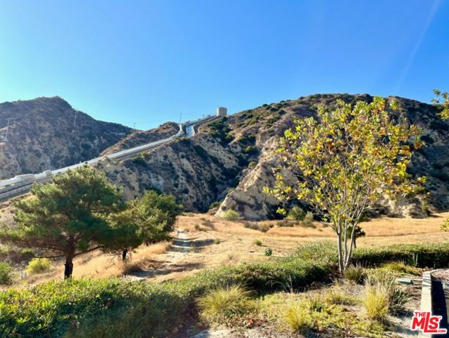 16414 W Nicklaus Drive,  CA: https://media.crmls.org/mediaz/8ff17701-2270-4691-9532-c7ddfbb4170b.jpg