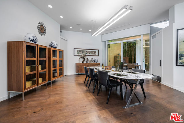 1010 N Rexford Drive, Beverly Hills CA: https://media.crmls.org/mediaz/8ff1de1d-c71a-4371-9e7a-21371ca82828.jpg