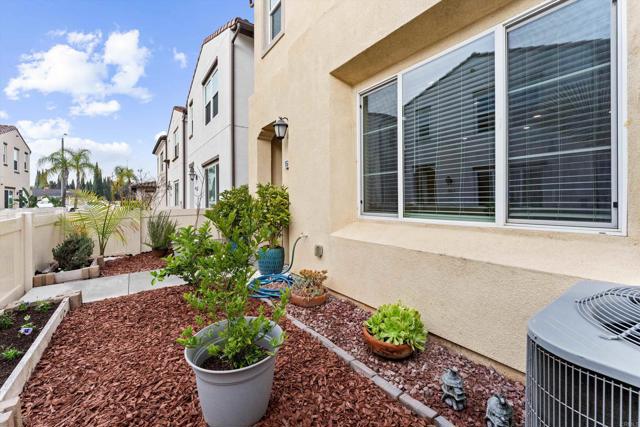 Detail Gallery Image 4 of 45 For 1684 W Trapezoid Dr, Anaheim,  CA 92802 - 3 Beds | 2/1 Baths