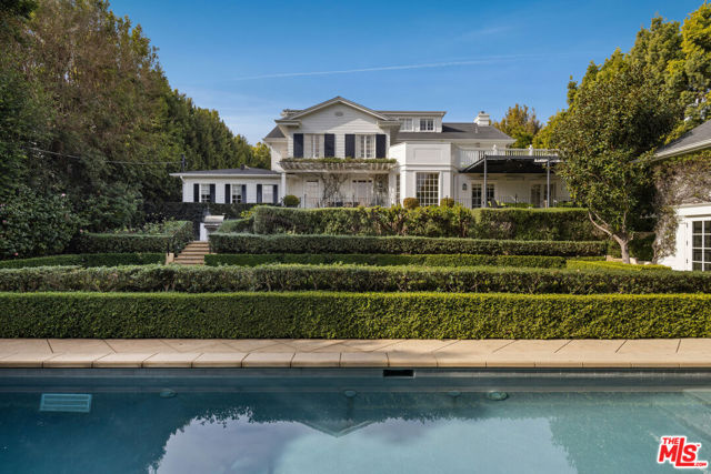 130 S Cliffwood Avenue, Los Angeles CA: https://media.crmls.org/mediaz/8ff2dd27-48ec-4147-b139-952baf98594e.jpg