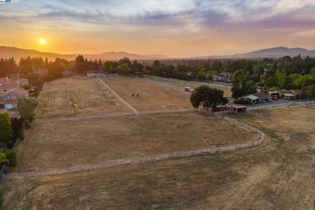 4558 Bernal Ave, Pleasanton CA: https://media.crmls.org/mediaz/8ff3f492-0bd1-40f8-b1bb-6cd06fffeeeb.jpg