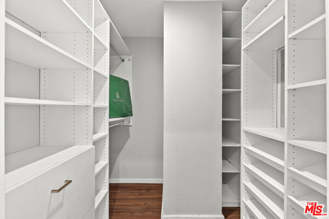 7250 Franklin Avenue, Los Angeles CA: https://media.crmls.org/mediaz/8ff48da3-bced-47aa-8397-a7f83858d8e4.jpg