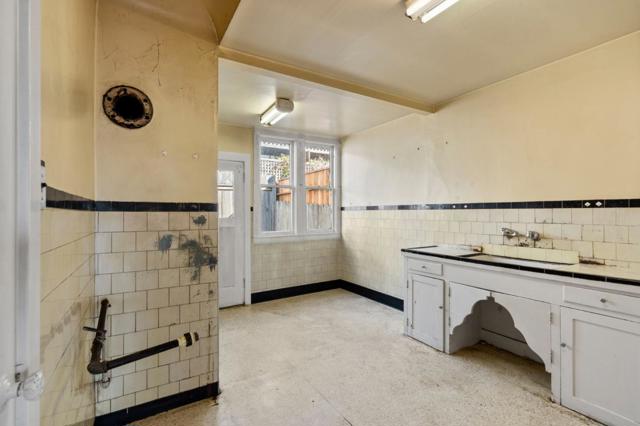 211 Crescent Avenue, San Francisco CA: https://media.crmls.org/mediaz/8ff4966f-80de-4965-958a-3c56c529f671.jpg