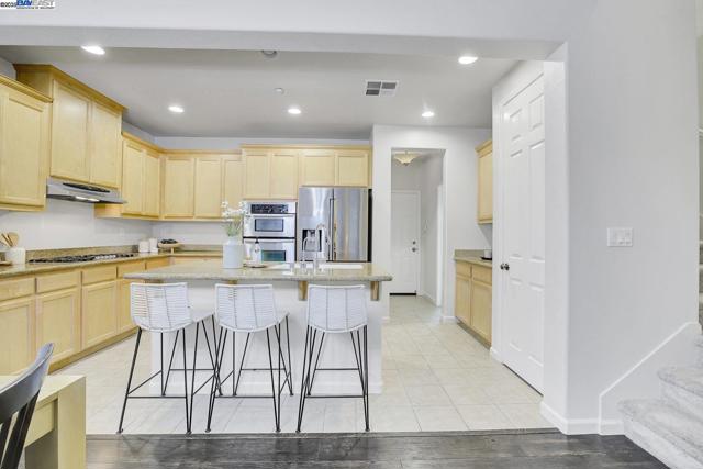 5092 Fioli Loop, San Ramon CA: https://media.crmls.org/mediaz/8ff55c22-c7c8-4436-89cc-fbd744d528d6.jpg