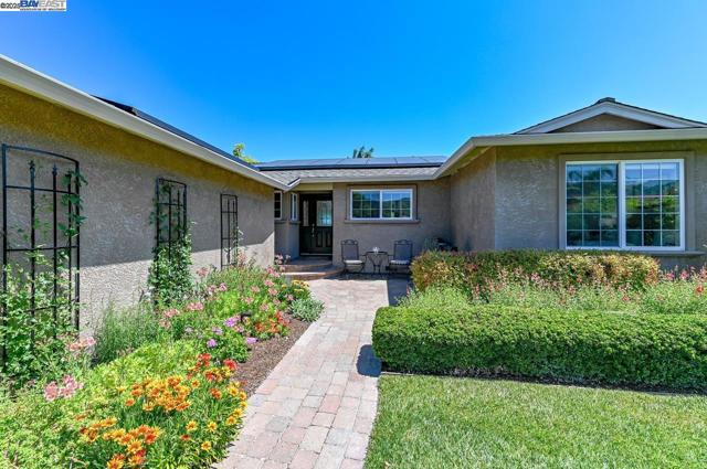 6701 Taffy Ct, Pleasanton CA: https://media.crmls.org/mediaz/8ff57923-4a5d-4c1c-a065-3b146b380eb8.jpg