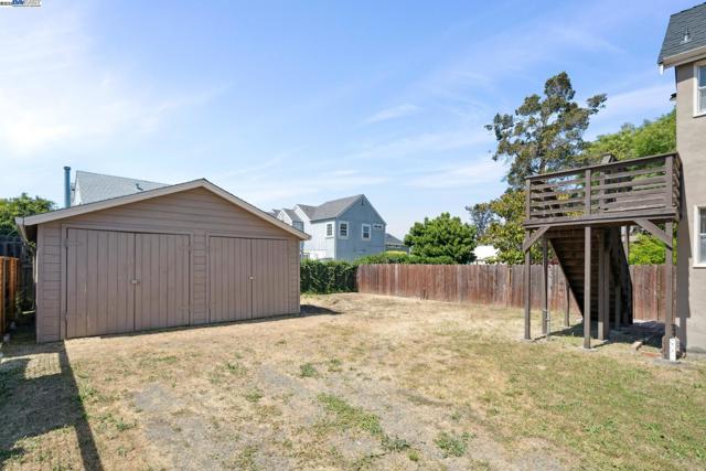 2200 Peach St, Pinole CA: https://media.crmls.org/mediaz/8ff58a0e-b9eb-400d-ac13-da7b5b0c1e21.jpg