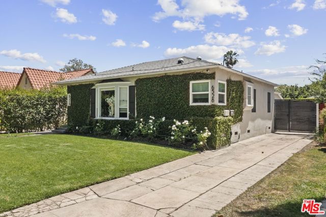 6526 San Vicente Boulevard, Los Angeles CA: https://media.crmls.org/mediaz/8ff5ab18-d9f8-4560-8aa2-bcded4fb218b.jpg