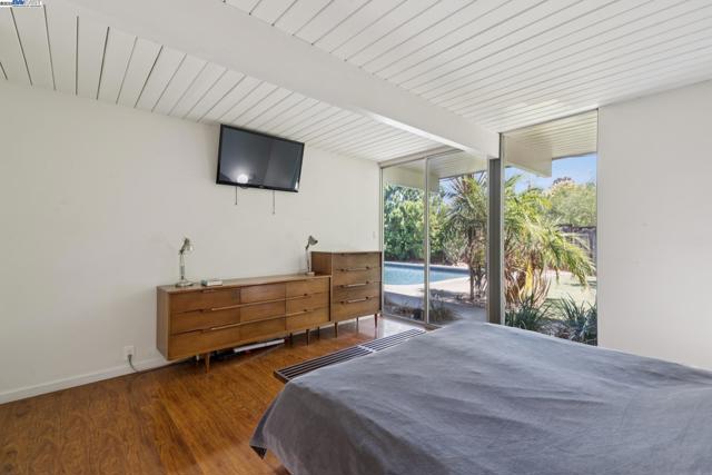 3767 Gainsborough Dr, Concord CA: https://media.crmls.org/mediaz/8ff5febf-2da4-48ee-8572-83a919762e24.jpg