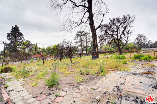 683 E Pine Street, Altadena CA: https://media.crmls.org/mediaz/8ff61827-bf1d-4736-ae4f-0c0e3478f627.jpg
