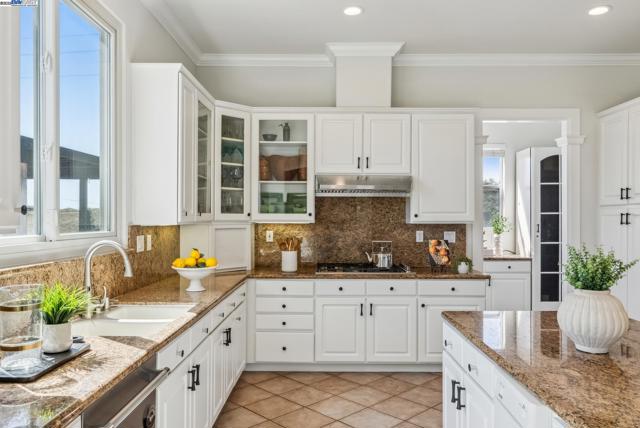 3879 Blackstone Ct, Castro Valley CA: https://media.crmls.org/mediaz/8ff6b190-bdba-46ae-a915-6d09c12f19d1.jpg