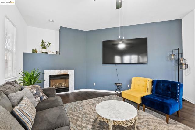 2105 Bedrock Way, Antioch CA: https://media.crmls.org/mediaz/8ff73001-30e8-464e-8e14-64190f7573f1.jpg