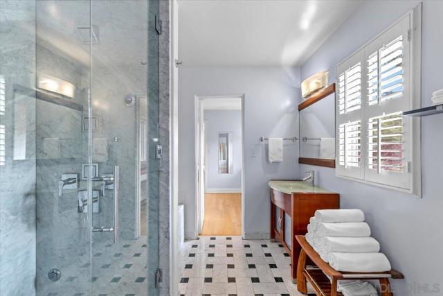 2205 Locust St, San Diego CA: https://media.crmls.org/mediaz/8ffb0928-63fb-4392-b5da-e22cca6d3f44.jpg