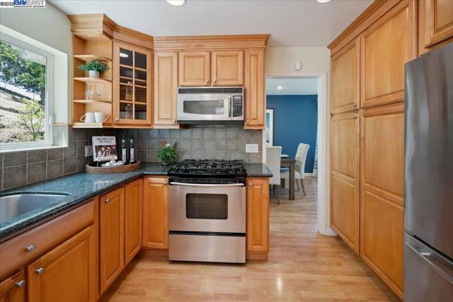 3457 Hackamore Dr, Hayward CA: https://media.crmls.org/mediaz/8ffb3714-d83f-46e9-b546-a7c22376da8f.jpg