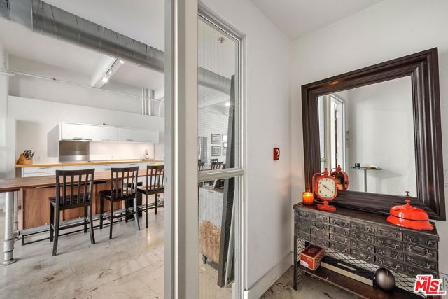 814 Spring Street, Los Angeles, California 90014, 1 Bedroom Bedrooms, ,1 BathroomBathrooms,Condominium,For Sale,Spring,24426901