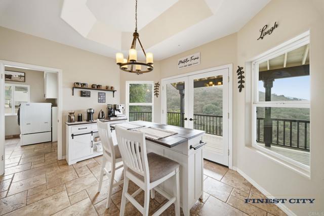 Detail Gallery Image 5 of 65 For 1925 Robinhood Rd, Vista,  CA 92084 - 5 Beds | 4/1 Baths