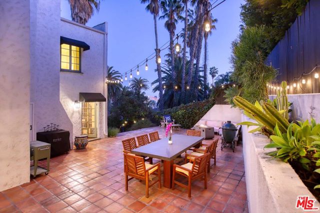 6749 Whitley Terrace, Los Angeles CA: https://media.crmls.org/mediaz/8ffe2b75-56f1-47f8-b0c9-2de1f5aec5e6.jpg