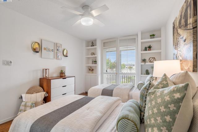 3109 La Campania, Alameda CA: https://media.crmls.org/mediaz/8ffe5431-b7bc-4c11-8200-c2613d8f7e81.jpg