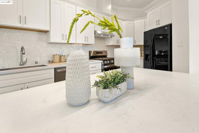 5915 Balboa Dr, Oakland CA: https://media.crmls.org/mediaz/8ffeaa75-2f89-4ac6-b5f1-a9139bcbf664.jpg