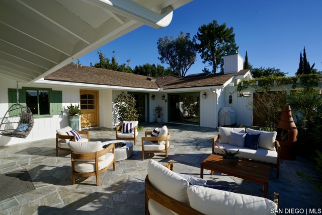 6026 La Granada, Rancho Santa Fe CA: https://media.crmls.org/mediaz/8fff7ec3-e23b-45ba-af64-1fab8cd60dff.jpg