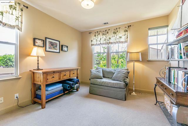 548 Gabriel Ct, Walnut Creek CA: https://media.crmls.org/mediaz/8fffa93a-73d5-476a-926c-5664adec3729.jpg