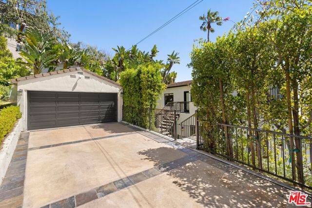 1472 N Kings Road, West Hollywood CA: https://media.crmls.org/mediaz/8fffe392-eba0-4cde-bb3b-9a42039cbd14.jpg