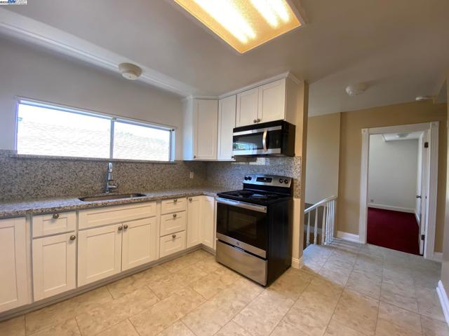 712 S 2Nd St, San Jose CA: https://media.crmls.org/mediaz/90008053-8cec-47c2-b404-3a41fb72e00a.jpg