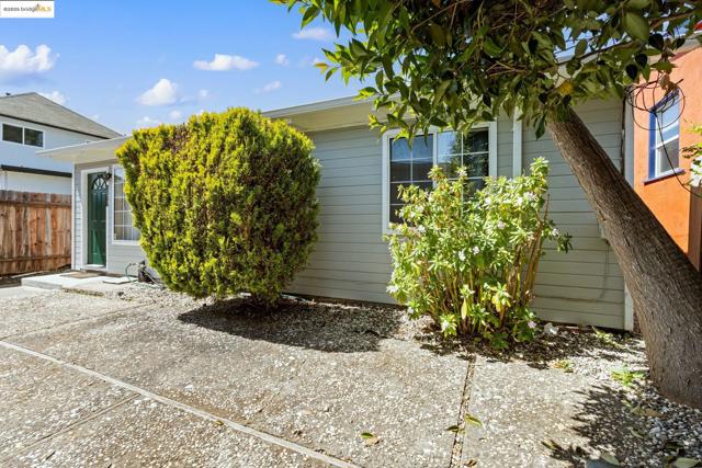 1611 Julia St, Berkeley CA: https://media.crmls.org/mediaz/900374a5-68ca-47d3-8eb7-bda261305159.jpg
