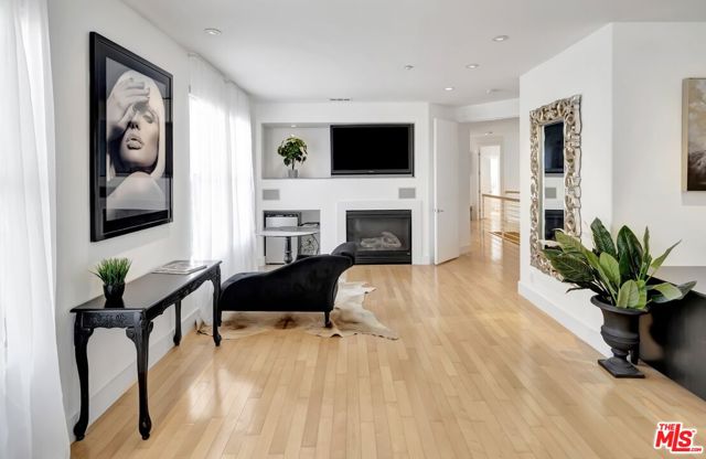 2752 Stone View Court, Los Angeles CA: https://media.crmls.org/mediaz/9003a965-3668-44f8-ac84-e7cf28f0885b.jpg