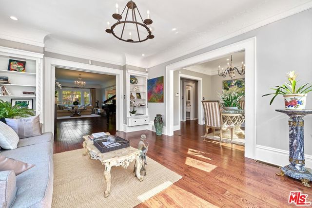 136 Fremont Place, Los Angeles CA: https://media.crmls.org/mediaz/90056fff-f29f-4943-8913-cebf9ce14746.jpg