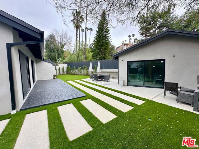 4512 Libbit Avenue, Encino CA: https://media.crmls.org/mediaz/9005a96c-fbf2-44cd-aabc-6e0020c48e16.jpg