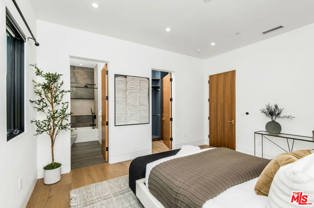 4544 Woodley Avenue, Encino CA: https://media.crmls.org/mediaz/9006e9ec-4977-40c8-9786-57d751856521.jpg