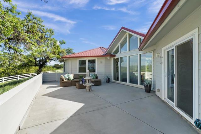 22500 Pacheco Pass Hwy,  CA: https://media.crmls.org/mediaz/900727c5-77b6-4088-b974-c708f4da843b.jpg