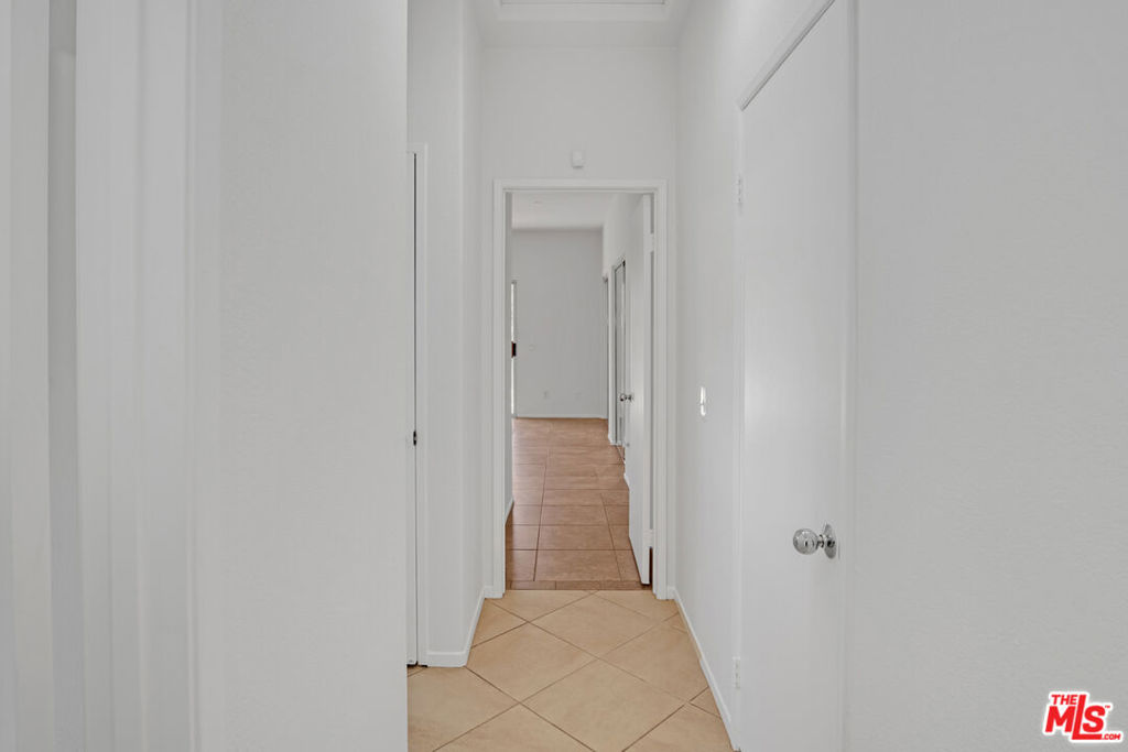 https://media.crmls.org/mediaz/9007b620-cf53-445e-887e-67350aec2e2f.jpg?preset=X-Large