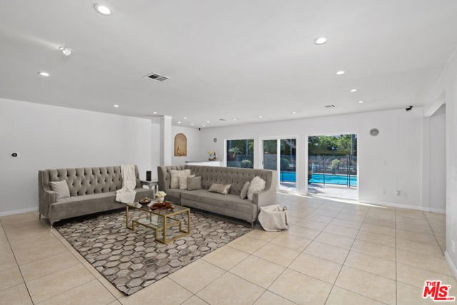 5159 Sophia Avenue, Encino CA: https://media.crmls.org/mediaz/90081325-e58a-41a4-841d-0af3d3e6d3e9.jpg