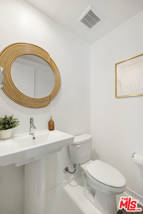 https://media.crmls.org/mediaz/9008e577-e08c-4dab-af5f-27d6e3ec4524.jpg?preset=X-Large