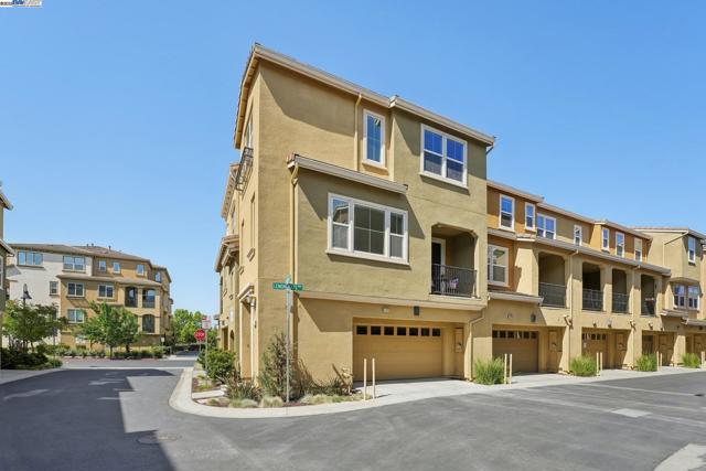 5743 Oceanspray Rd, Newark CA: https://media.crmls.org/mediaz/9009d0f1-b7f8-42ab-8d61-e79866b13494.jpg